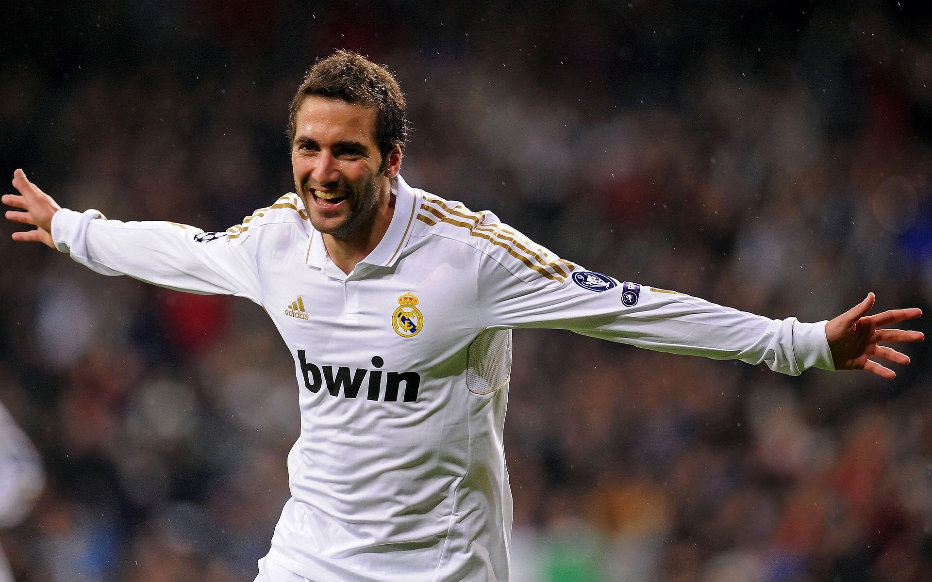 九游网页版官网-C罗亲吻国旗庆祝晋级决赛，c罗情侣